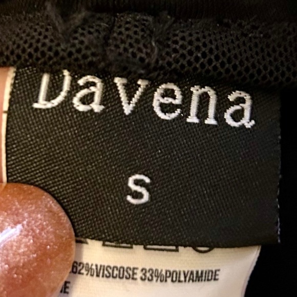 DAVENA Women’s Black Stretchy Capris, LIKE NEW, Size Small - Picture 5 of 6